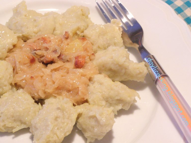 Szare kluski ziemniaczane i kapusta zasmażana