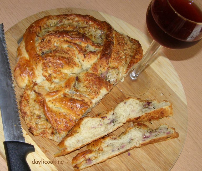 Drożdżowy wieniec serowy z ziołami