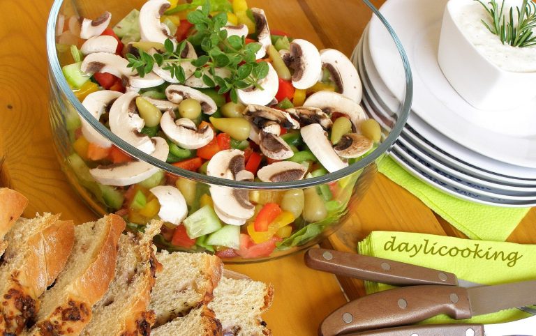 Lekka sałatka do grilla – letni dobieraniec