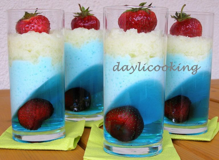 Galaretka z maślanką i truskawkami