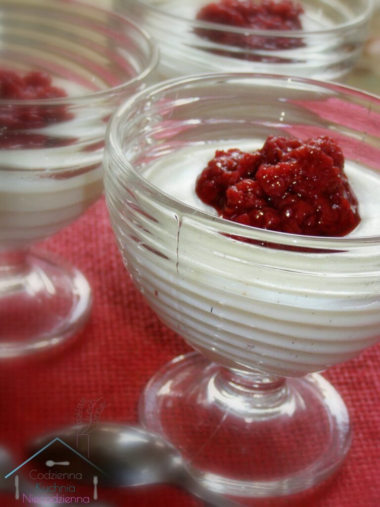 Deser waniliowy z malinami z nalewki – przepis na domowy budyń waniliowy