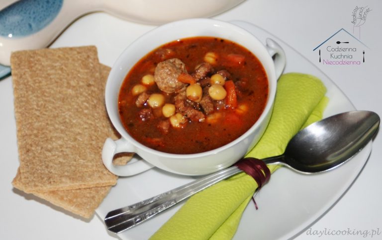 Rozgrzewająca zupa gulaszowa z ciecierzycą – w sam raz na chłodne dni