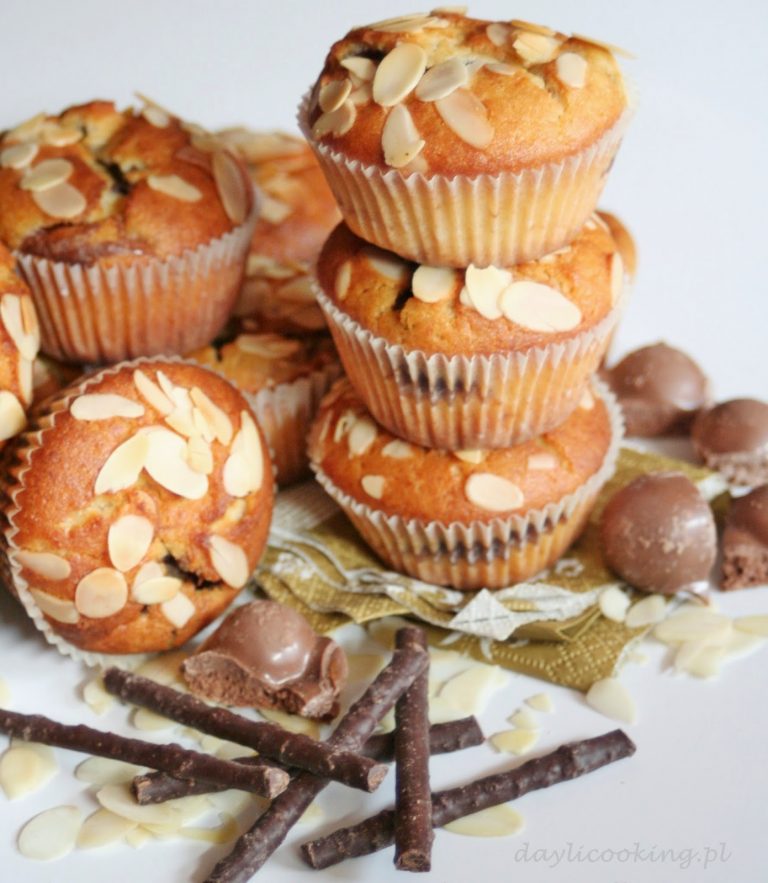 Babeczki z czekoladą i płatkami migdałowymi