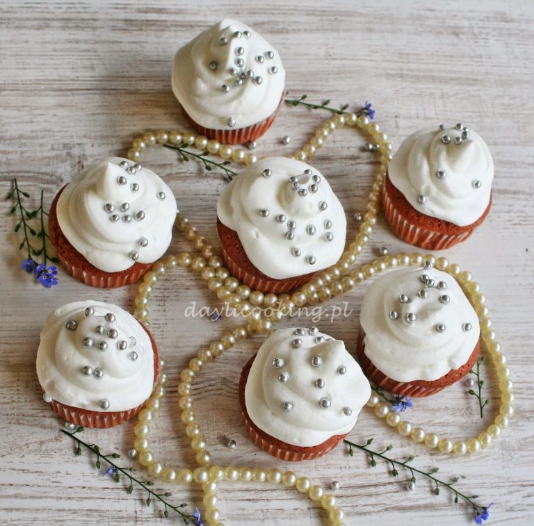 Babeczki Red Velvet na Światowy Dzień Pieczenia