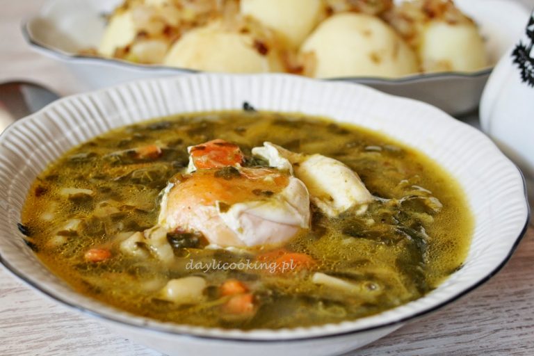 Zupa szczawiowa na maśle z jajkiem i młodymi ziemniakami z cebulką
