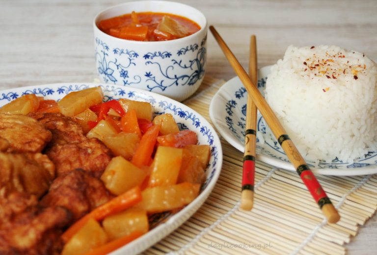 Kurczak w cieście naleśnikowym i sos słodko-kwaśny