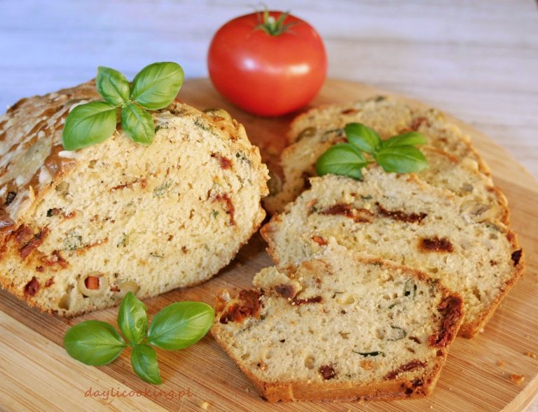 Wytrawny keks z oliwkami, bazylią i suszonymi pomidorami