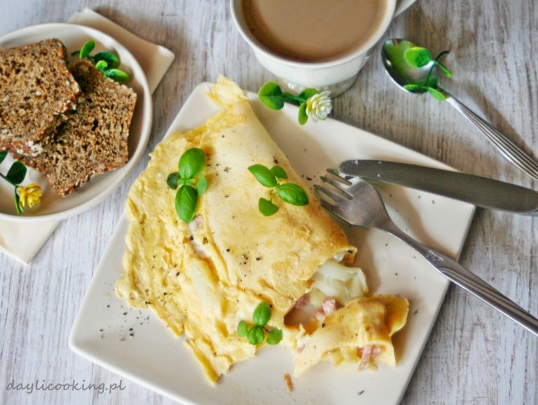 Omlet ze szparagami, szynką i serem -pyszne weekendowe śniadanie