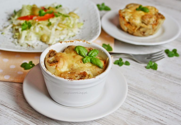 Naleśnikowe ślimaczki z wątrobianką zapiekane z żółtym serem