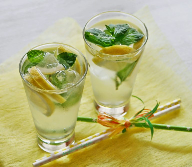 Błyskawiczny orzeźwiający napój z cytryną i świeżą miętą