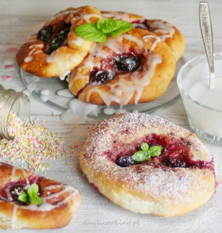 Przepis na drożdżówki z jeżynami