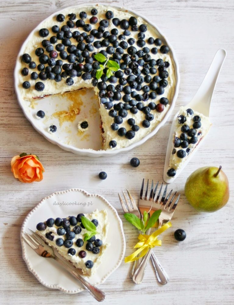Tarta z kremem z białej czekolady, konfiturami gruszkowo-borówkowymi i świeżymi borówkami