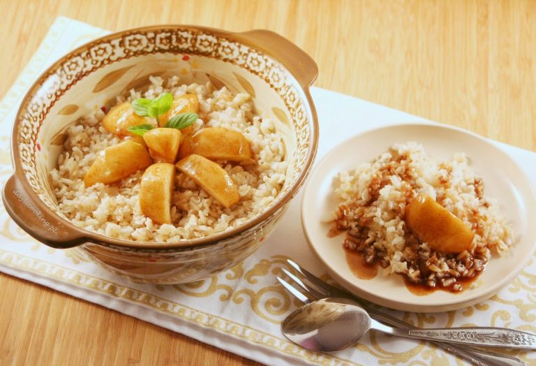 Jabłka w sosie korzennym z brązowym ryżem