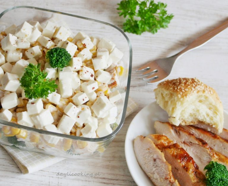 Brokułowa sałatka z grillowanym kurczakiem i serem feta