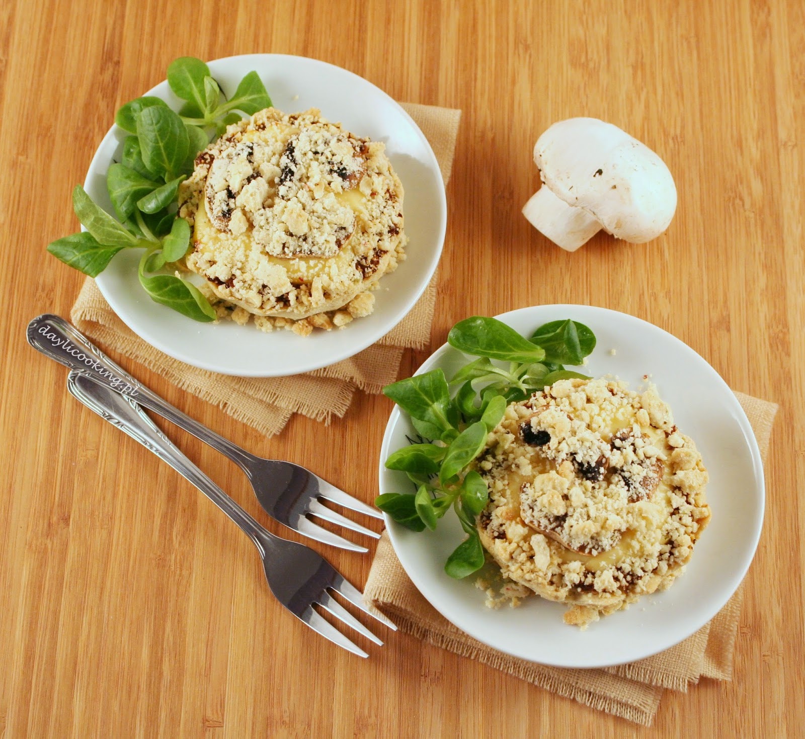 Przepis na tartaletki z domowym pasztetem, serkiem topionym i pieczarkami