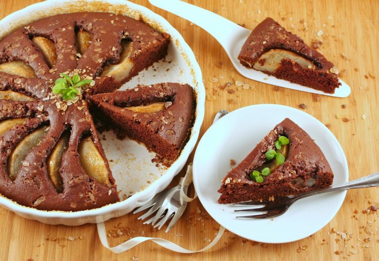 Szybkie czekoladowe ciasto z gruszkami – najlepsze