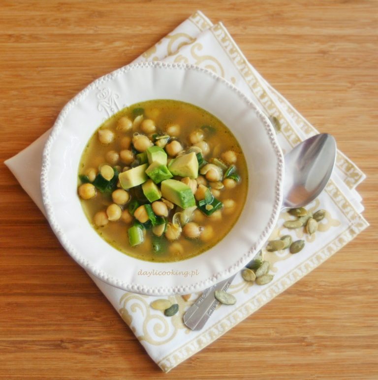 Zupa z ciecierzycy z awokado