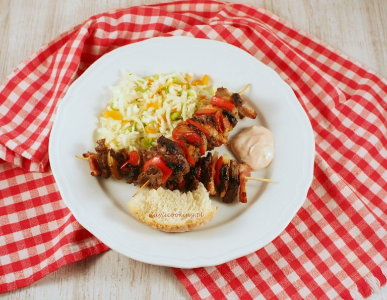 Szaszłyki z marynowanej w winie wołowiny, papryki i boczku