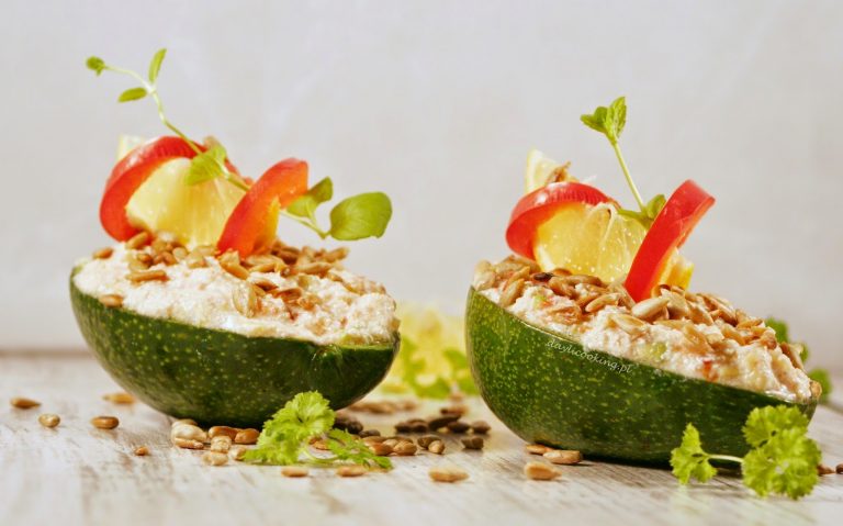 Awokadowe łódeczki, czyli twarożek z awokado, pomidorem i papryką