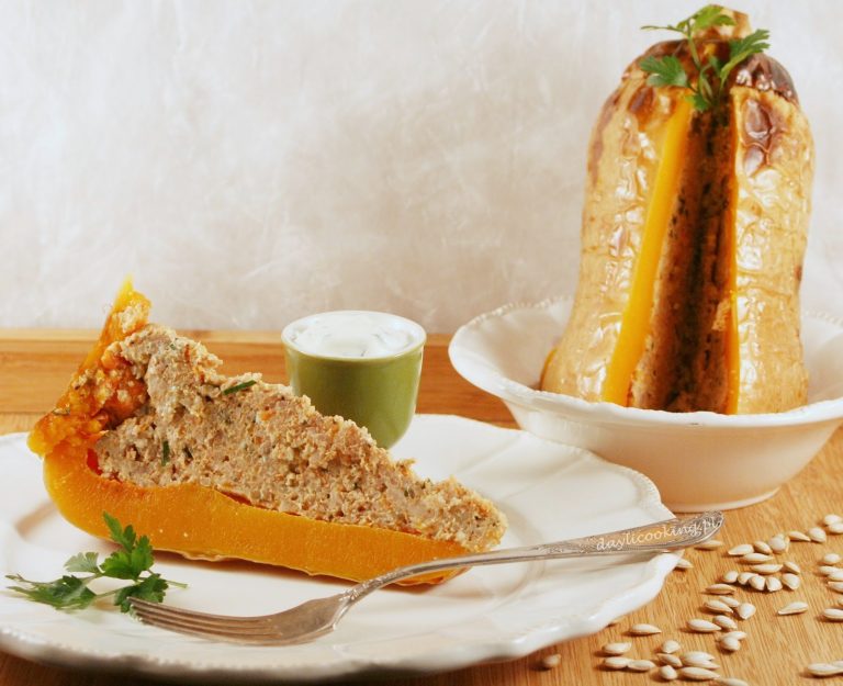 Dynia piżmowa faszerowana mięsem i kaszą jaglaną