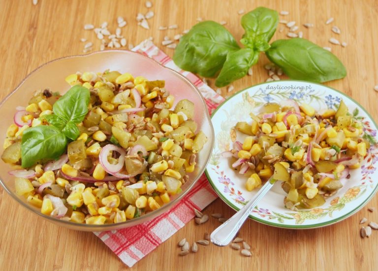 Sałatka z kiszonych ogórków, kukurydzy i prażonego słonecznika