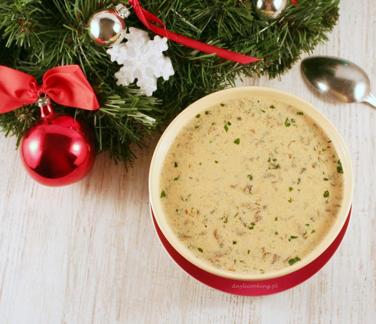 Wigilijna zupa grzybowa zabielana