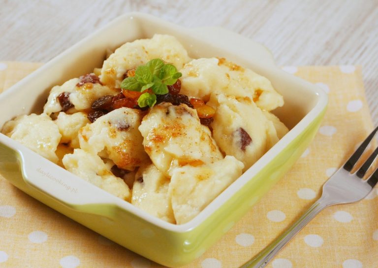 Twarożkowe kluseczki sernikowe z rodzynkami i skórką pomarańczową