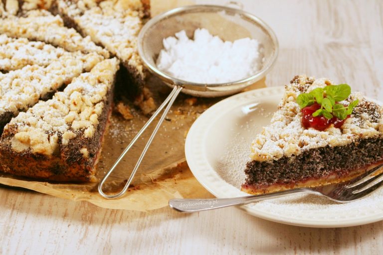 Makowiec na kruchym spodzie, z dżemem z czerwonej porzeczki i kruszonką