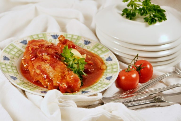 Schab duszony w keczupie z cebulą i czosnkiem