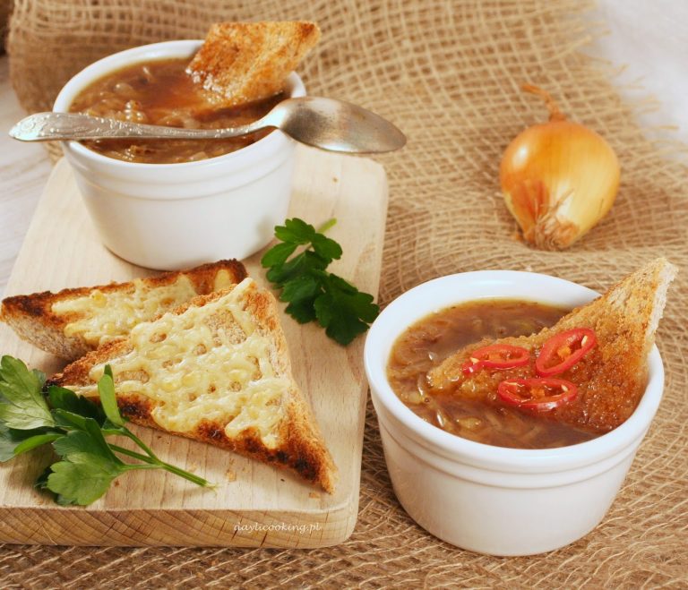 Zupa cebulowa na maśle z grzankami – pyszna i aromatyczna