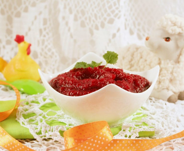 Wielkanocna domowa ćwikła z chrzanem i jabłkiem