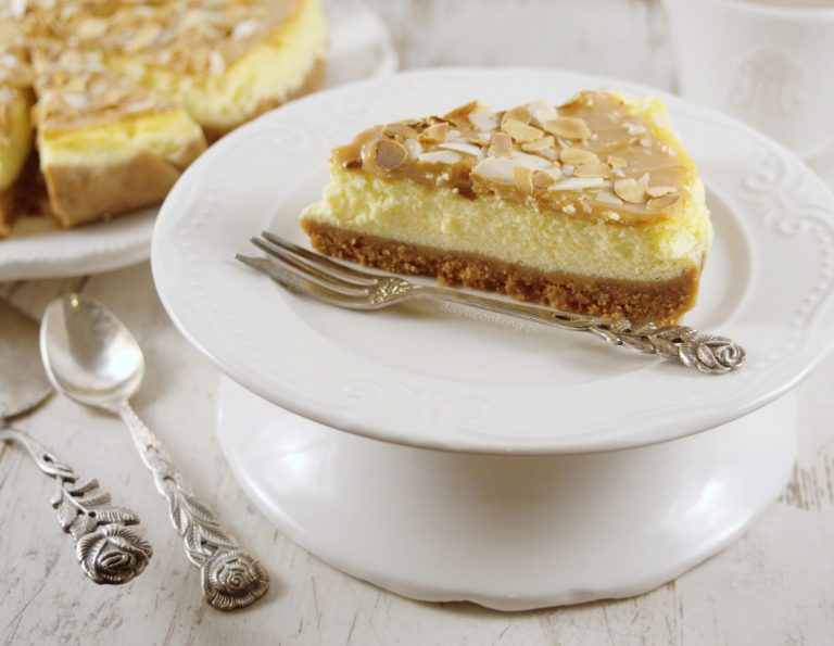 Przepis na kremowy sernik na spodzie z masłem orzechowym