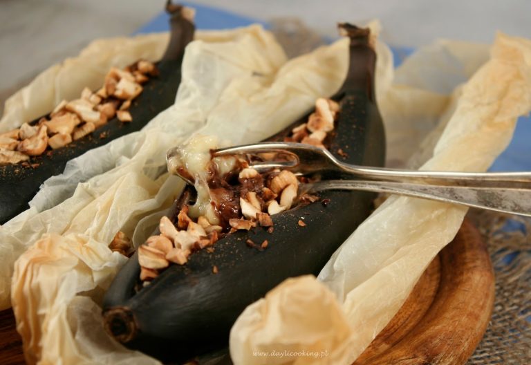 Banany zapiekane z czekoladą, z dodatkiem prażonych solonych orzechów nerkowca