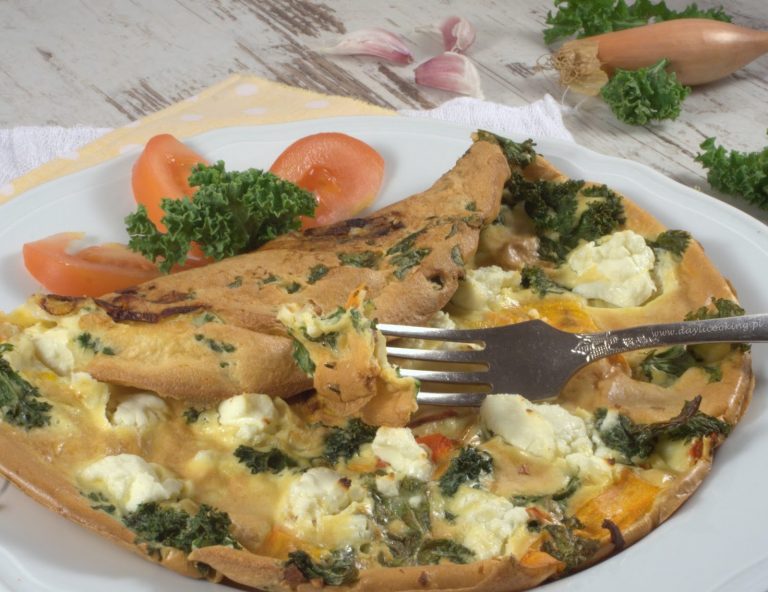Biszkoptowy omlet z jarmużem, marchewką i serem feta
