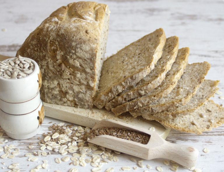 Drożdżowy pszenny chleb półrazowy z dodatkiem płatków owsianych, siemienia lnianego i prażonych ziaren słonecznika