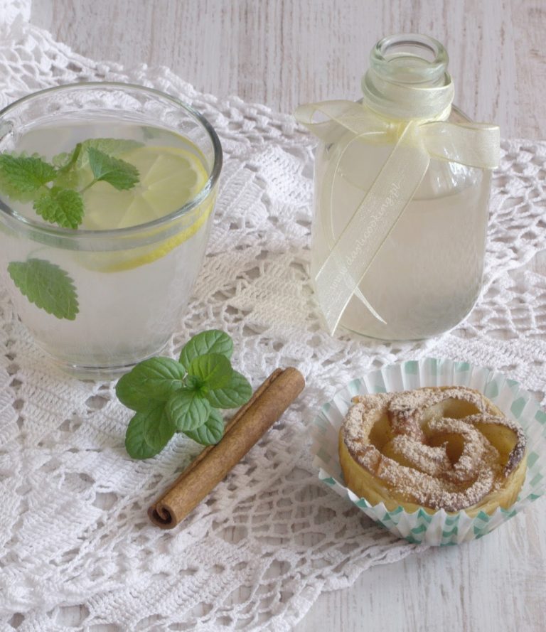 Jabłkowe róże z ciasta francuskiego na Światowy Dzień Pieczenia i syrop jabłkowy do napojów