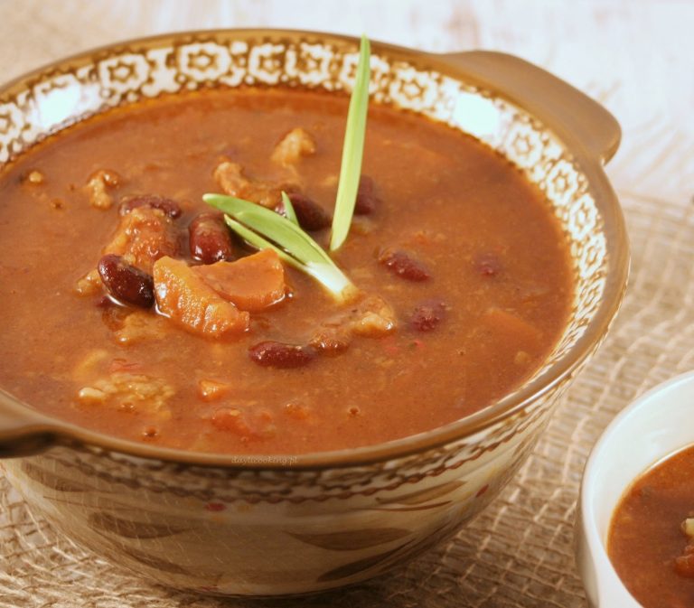 Zupa gulaszowa z czerwoną fasolą