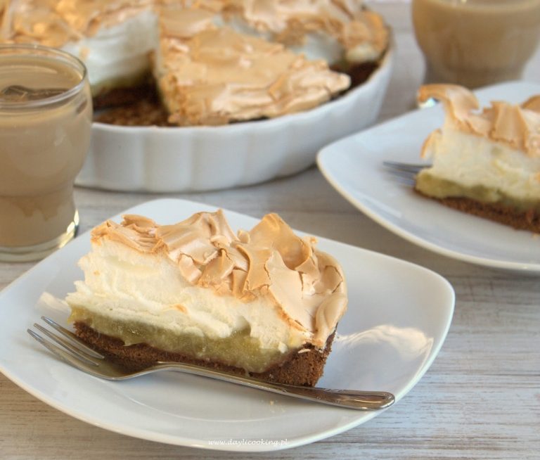 Kakaowa tarta z musem z rabarbaru i melona, z puszystą bezą