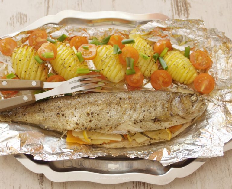 Cytrynowo – imbirowy pstrąg z rozmarynem pieczony w folii z ziemniaczkami rozmarynowymi