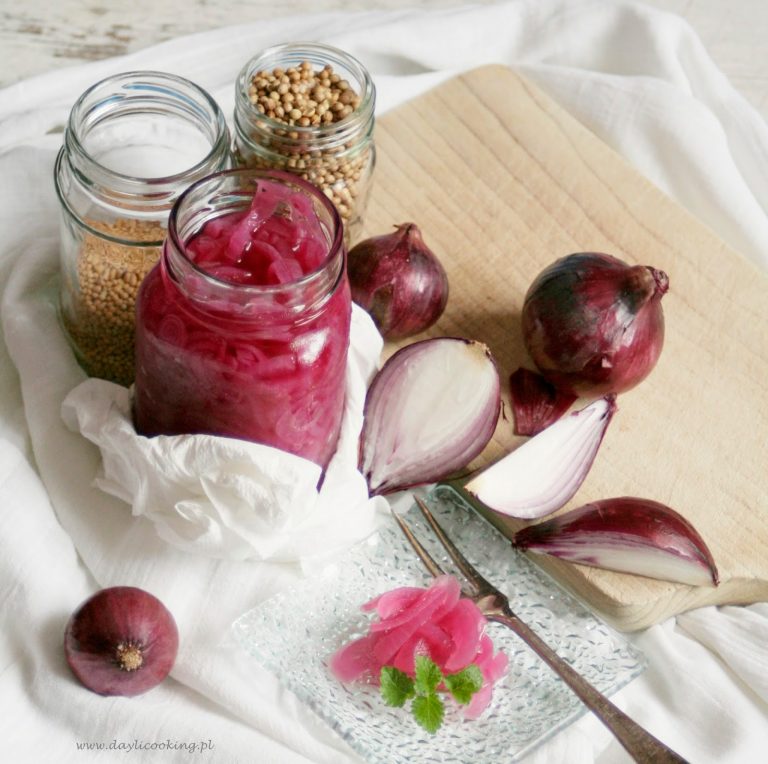 Marynowana czerwona cebulka