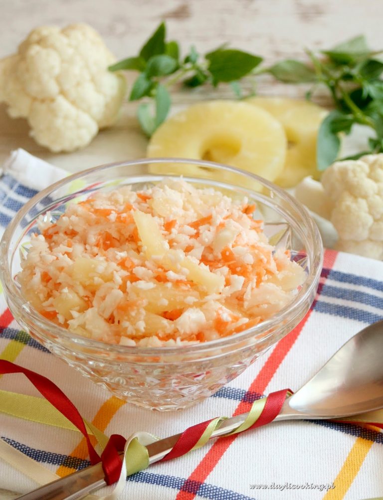 Prosta i szybka sałatka z kalafiora i marchwi z dodatkiem ananasa