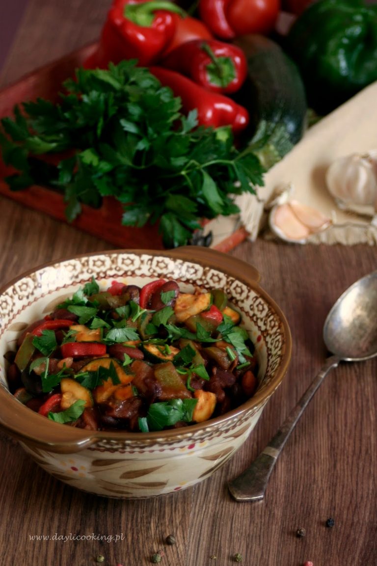 Czerwona fasola z papryką, cukinią i pomidorami