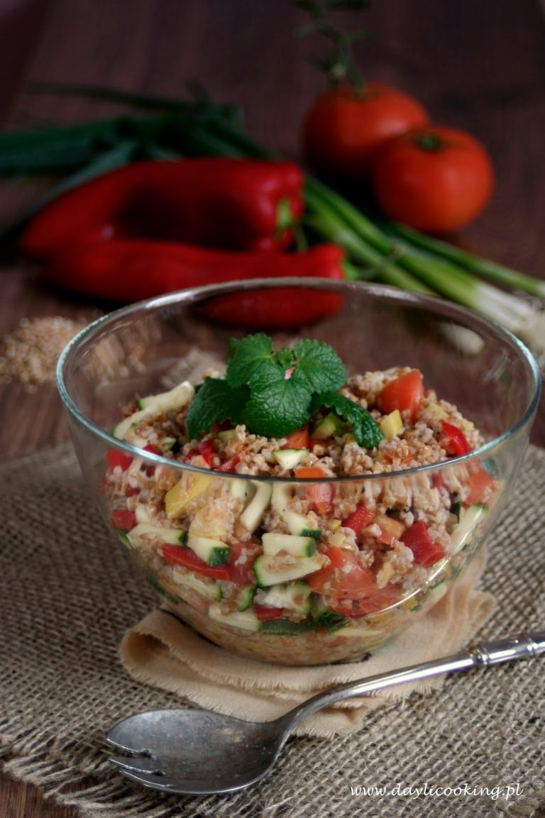 Sałatka z kaszy orkiszowej z kiszoną cytryną, pomidorami, papryką i cukinią