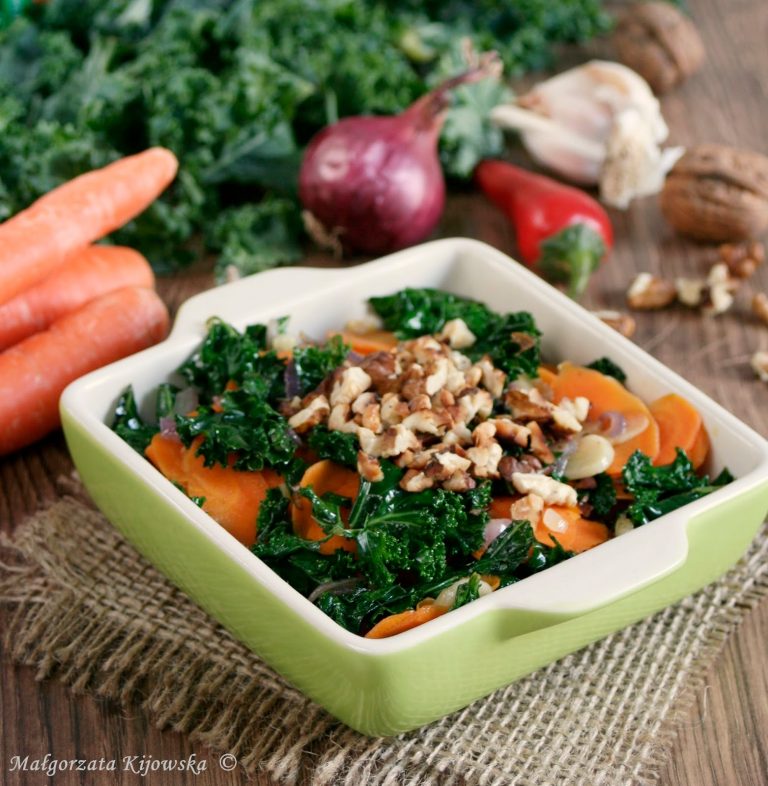 Sałatka z jarmużem, marchewką i orzechami – bez soli