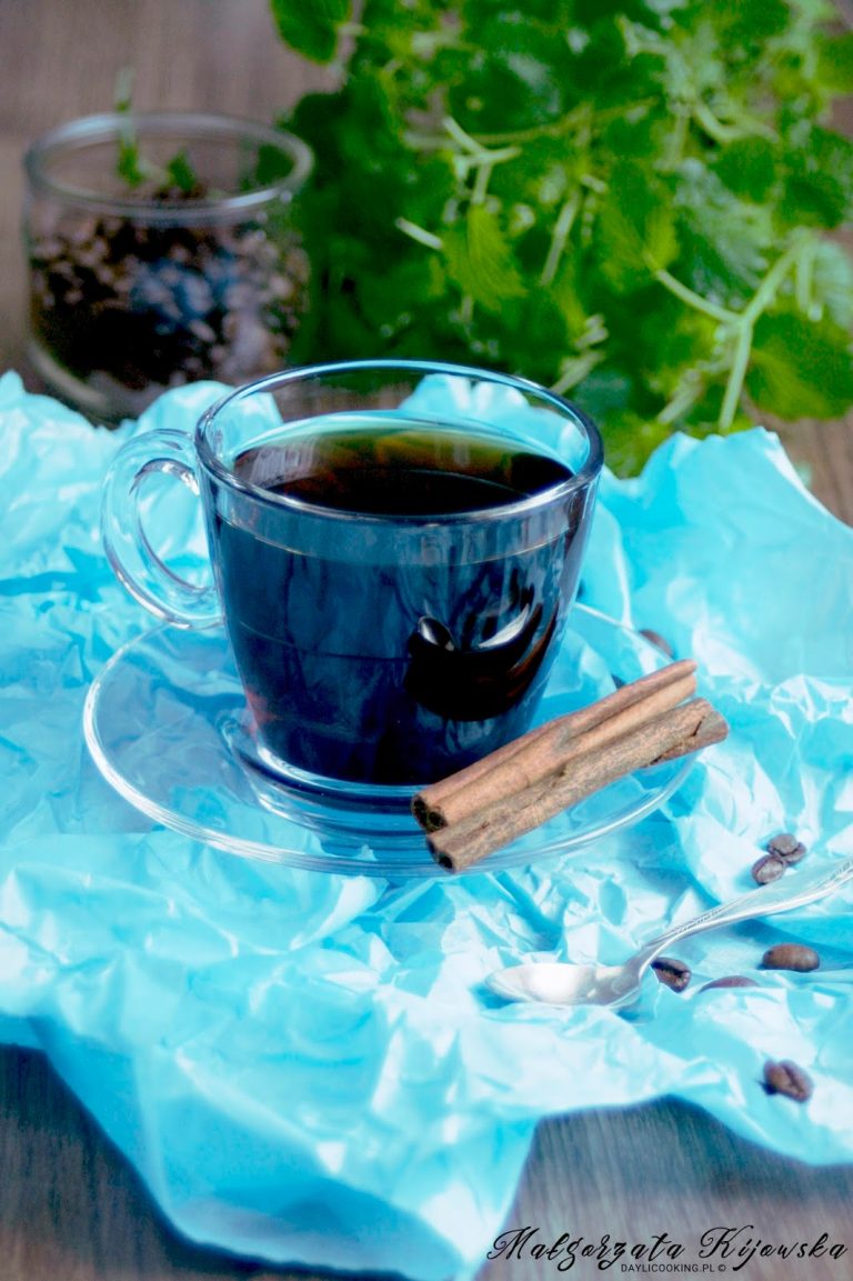 Rozgrzewająca kawa z cynamonem, idealna na chłodny dzień