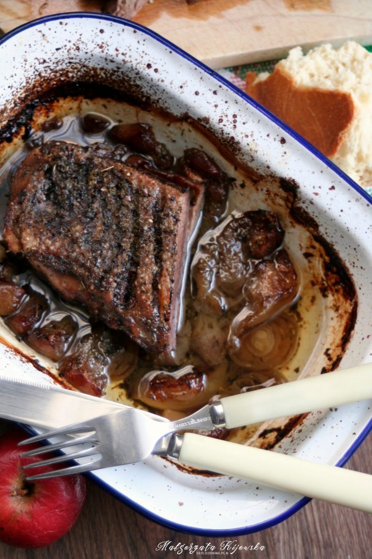 Pierś z kaczki pieczona na cebuli i jabłkach z majerankiem