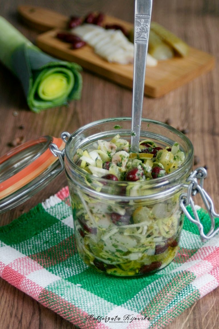 Sałatka śledziowa z fasolą, ogórkiem i porem - przepis