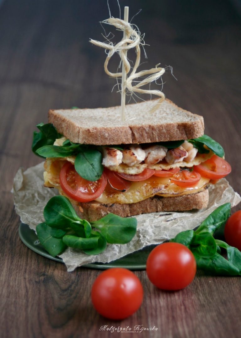 Kanapka z łososiowym omletem i majonezowym sosem worcester