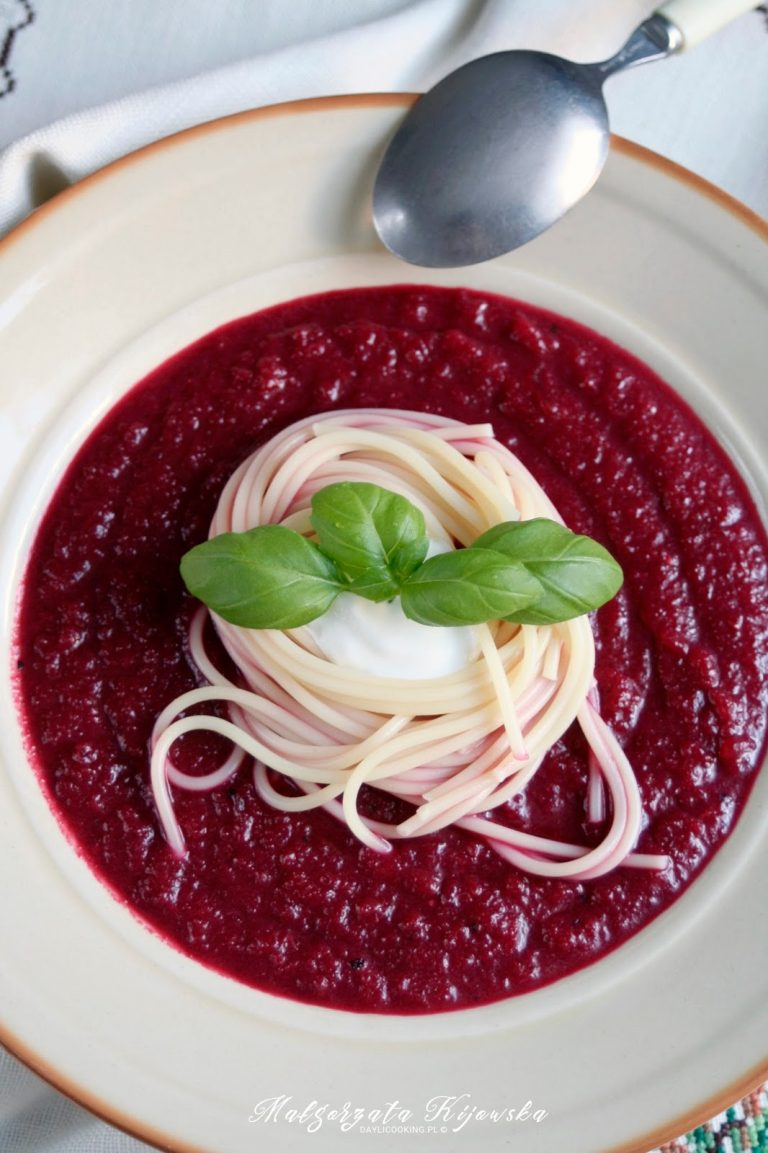 Zupa krem z pieczonych buraków z dodatkiem jabłek
