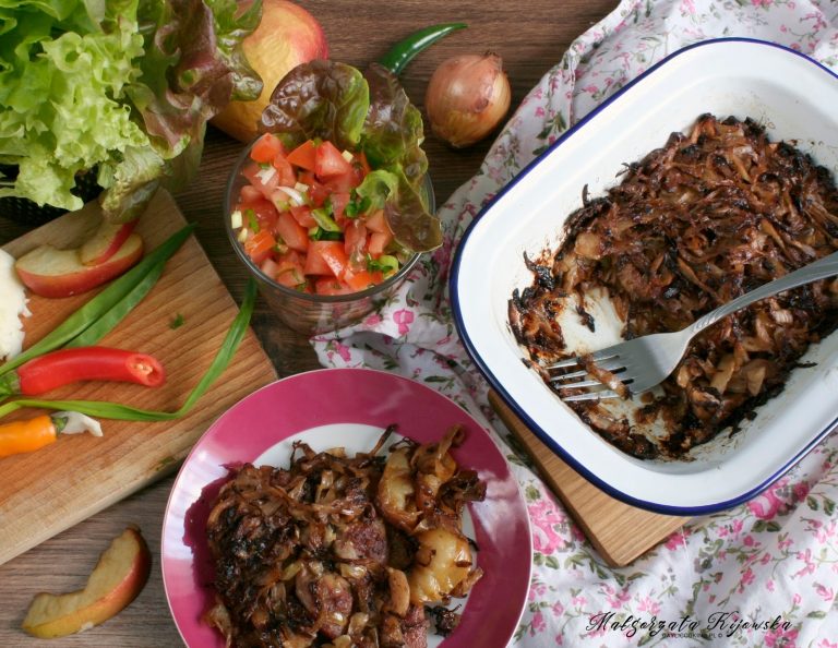 Karkówka zapiekana z cebulą, jabłkami i kapustą